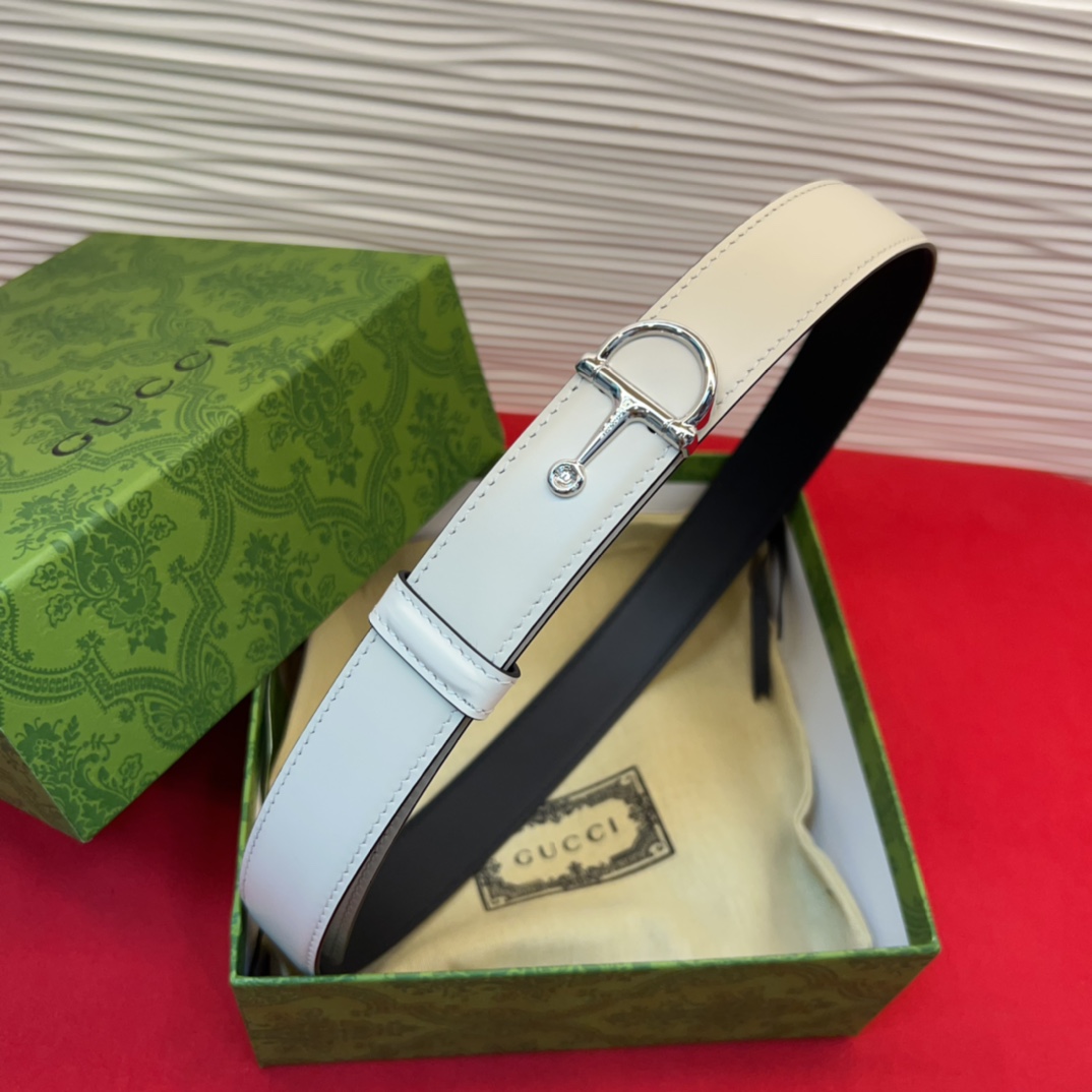 这款腰带采用GSupremepvc制作，匠心点缀品牌标志性的双G元素，彰显品牌的马术传承。背面再添方形搭