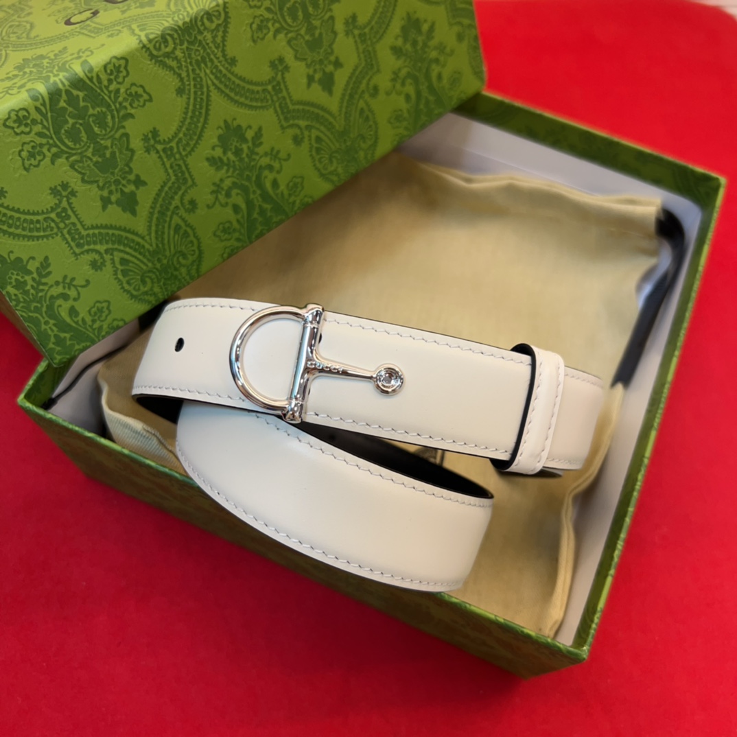 这款腰带采用GSupremepvc制作，匠心点缀品牌标志性的双G元素，彰显品牌的马术传承。背面再添方形搭