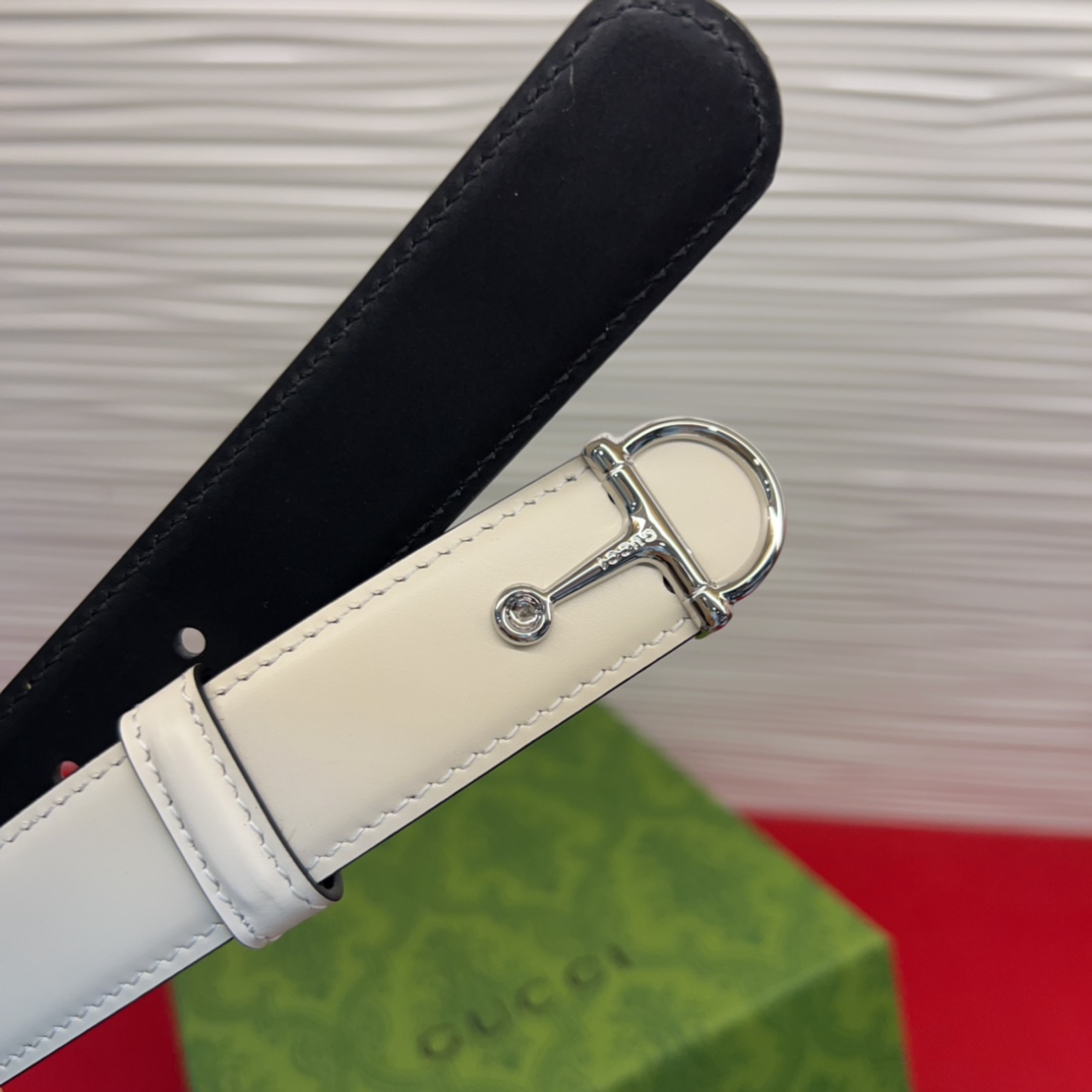 这款腰带采用GSupremepvc制作，匠心点缀品牌标志性的双G元素，彰显品牌的马术传承。背面再添方形搭