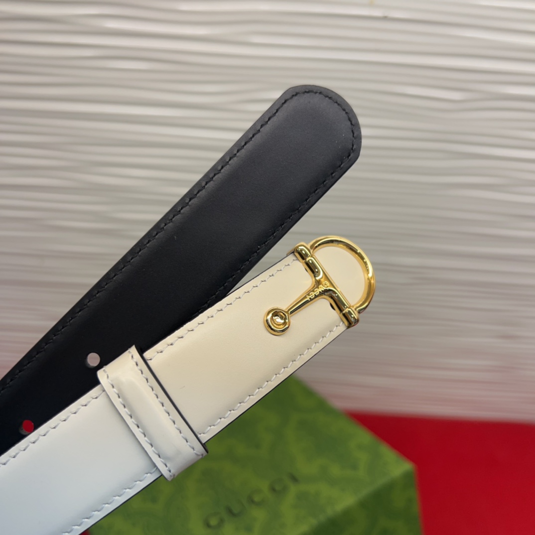 这款腰带采用GSupremepvc制作，匠心点缀品牌标志性的双G元素，彰显品牌的马术传承。背面再添方形搭