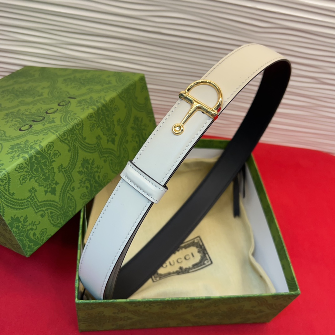 这款腰带采用GSupremepvc制作，匠心点缀品牌标志性的双G元素，彰显品牌的马术传承。背面再添方形搭