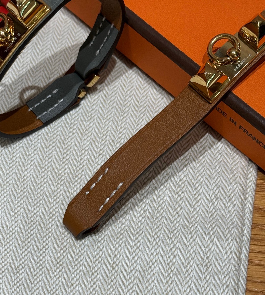 -Rivale 迷你手镯Swift小牛皮手镯，镀金扣金属件，Rivale 手镯推出全新“迷你”款式，精准