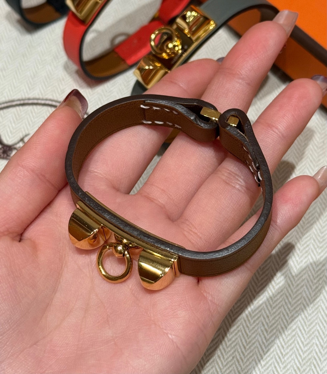 -Rivale 迷你手镯Swift小牛皮手镯，镀金扣金属件，Rivale 手镯推出全新“迷你”款式，精准