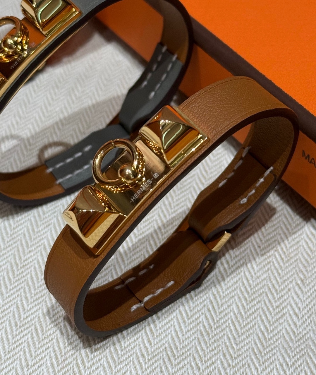 -Rivale 迷你手镯Swift小牛皮手镯，镀金扣金属件，Rivale 手镯推出全新“迷你”款式，精准