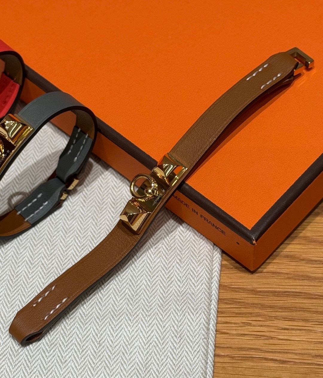 -Rivale 迷你手镯Swift小牛皮手镯，镀金扣金属件，Rivale 手镯推出全新“迷你”款式，精准