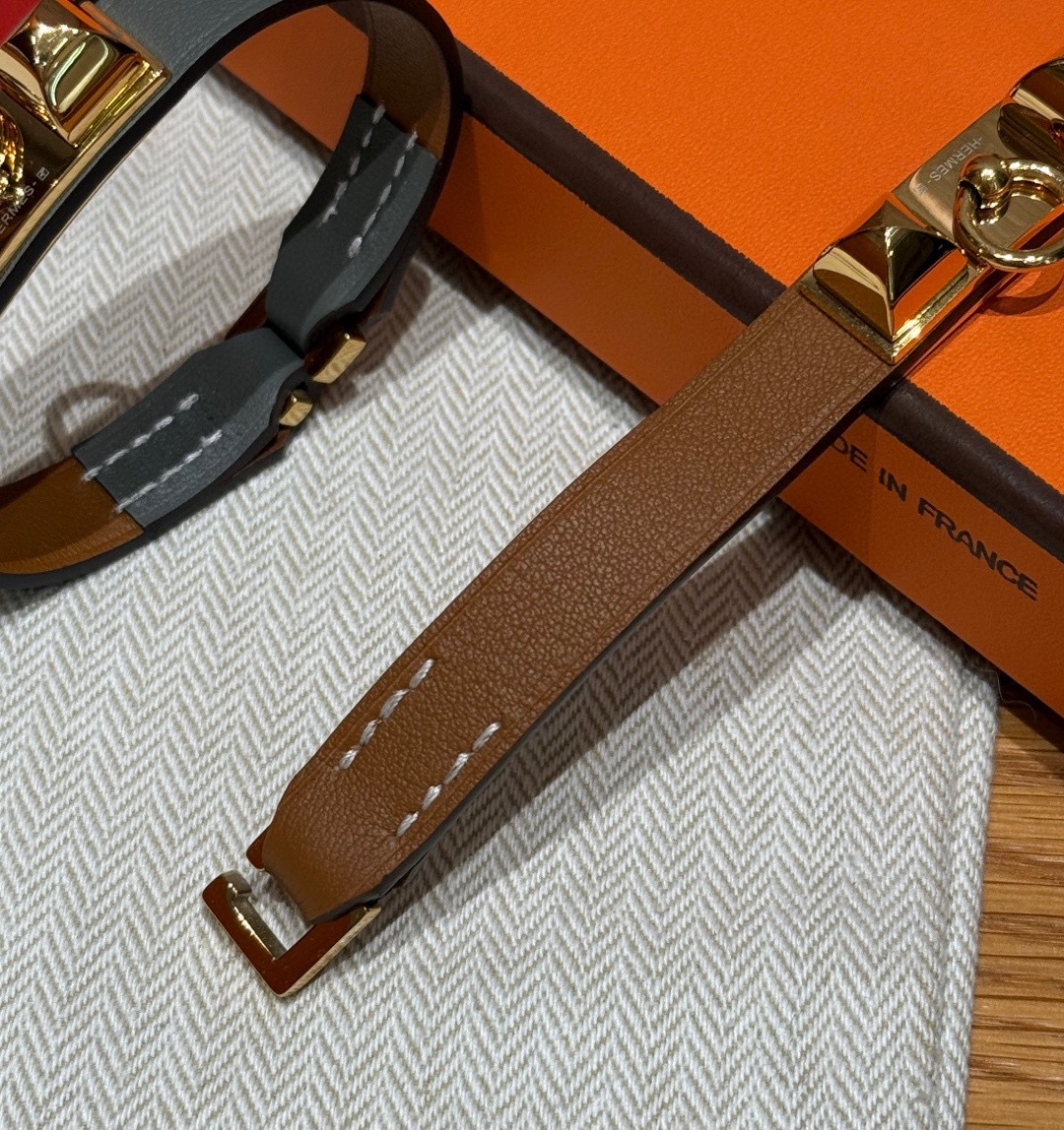 -Rivale 迷你手镯Swift小牛皮手镯，镀金扣金属件，Rivale 手镯推出全新“迷你”款式，精准