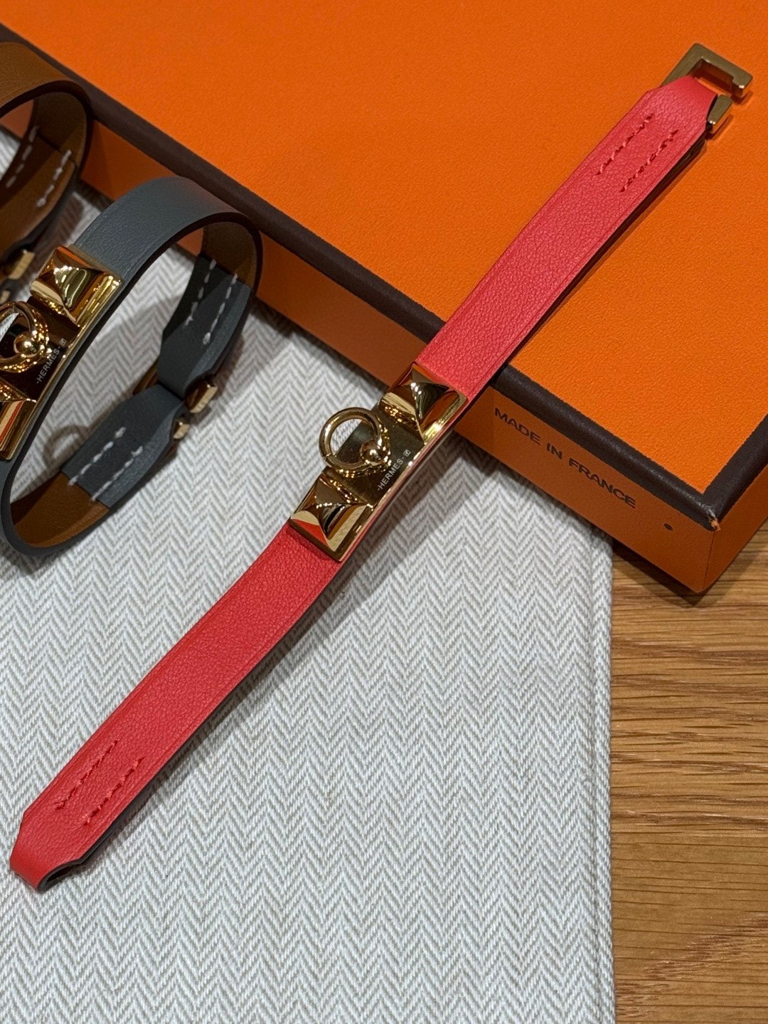 -Rivale 迷你手镯Swift小牛皮手镯，镀金扣金属件，Rivale 手镯推出全新“迷你”款式，精准