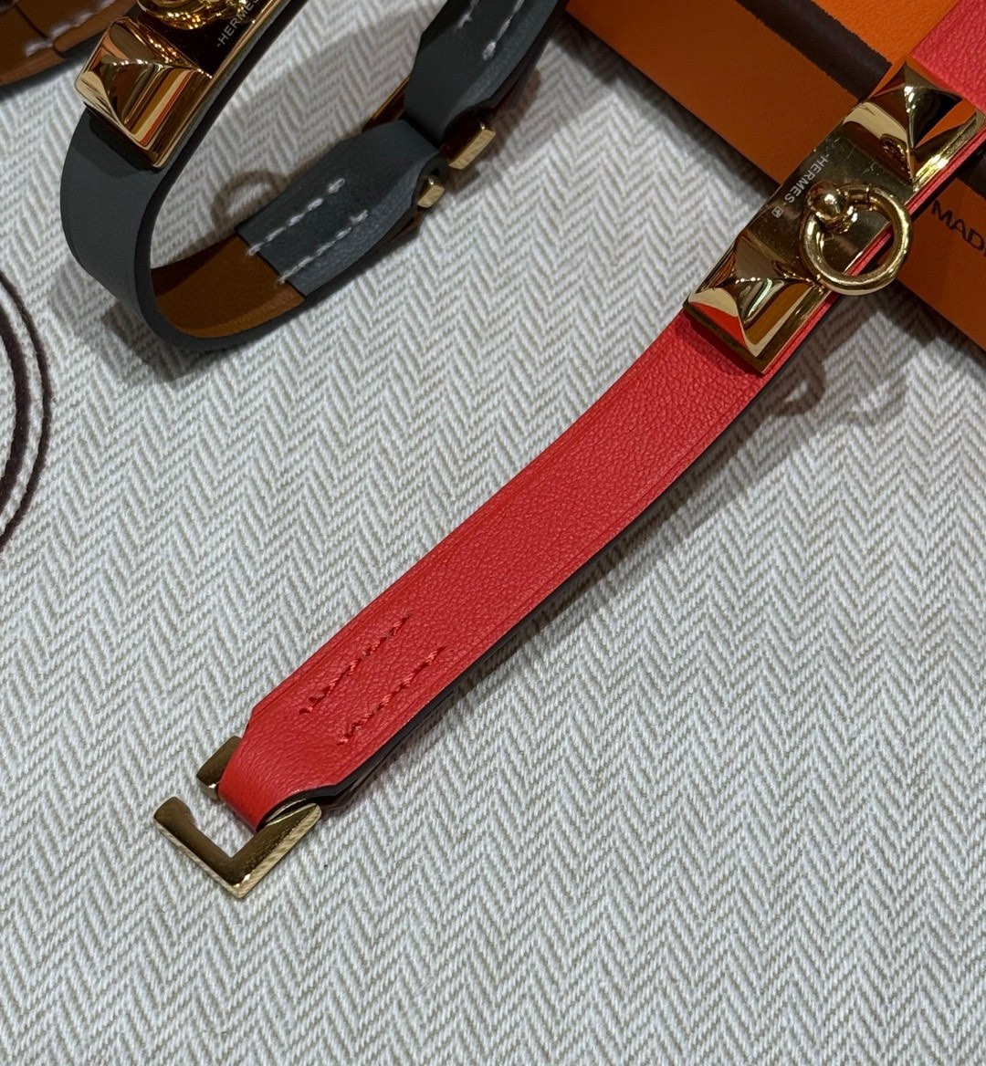 -Rivale 迷你手镯Swift小牛皮手镯，镀金扣金属件，Rivale 手镯推出全新“迷你”款式，精准