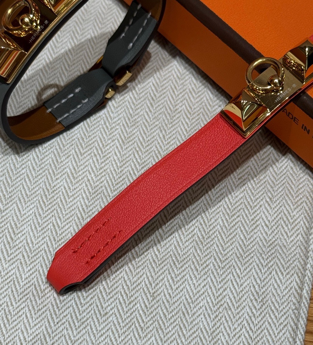 -Rivale 迷你手镯Swift小牛皮手镯，镀金扣金属件，Rivale 手镯推出全新“迷你”款式，精准