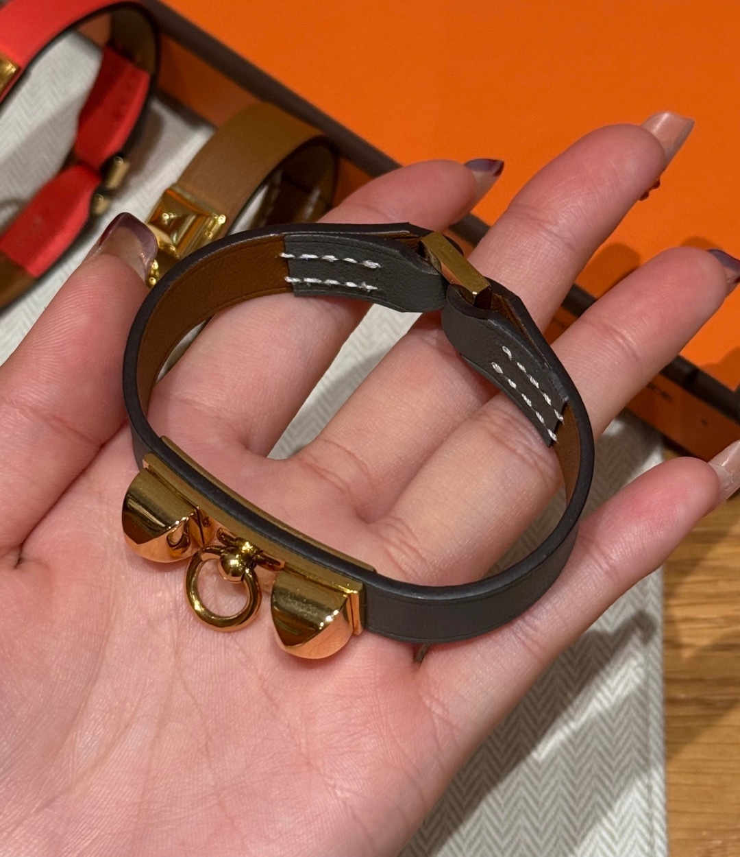 -Rivale 迷你手镯Swift小牛皮手镯，镀金扣金属件，Rivale 手镯推出全新“迷你”款式，精准