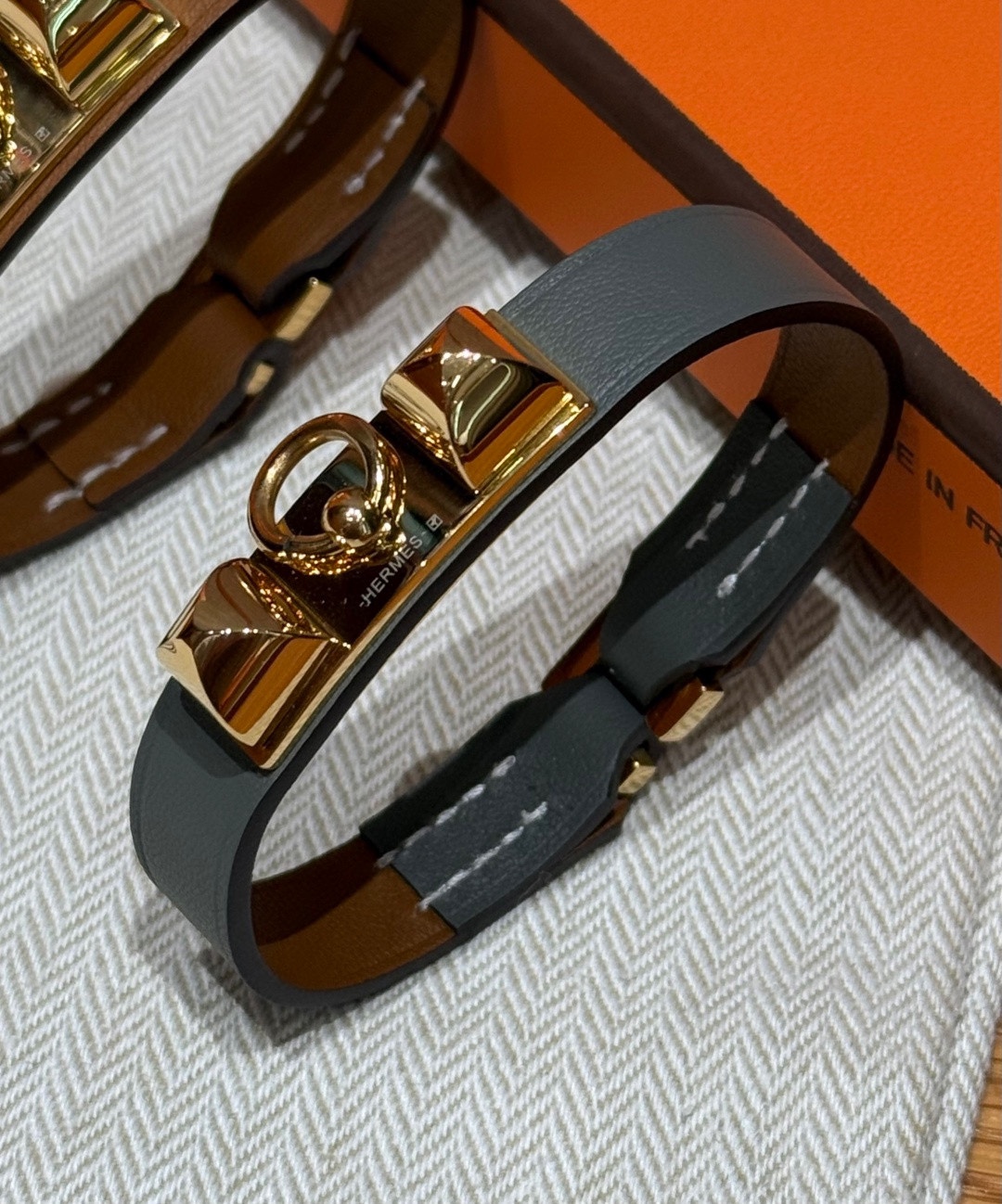 -Rivale 迷你手镯Swift小牛皮手镯，镀金扣金属件，Rivale 手镯推出全新“迷你”款式，精准