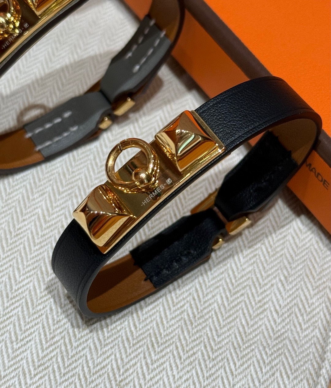 -Rivale 迷你手镯Swift小牛皮手镯，镀金扣金属件，Rivale 手镯推出全新“迷你”款式，精准