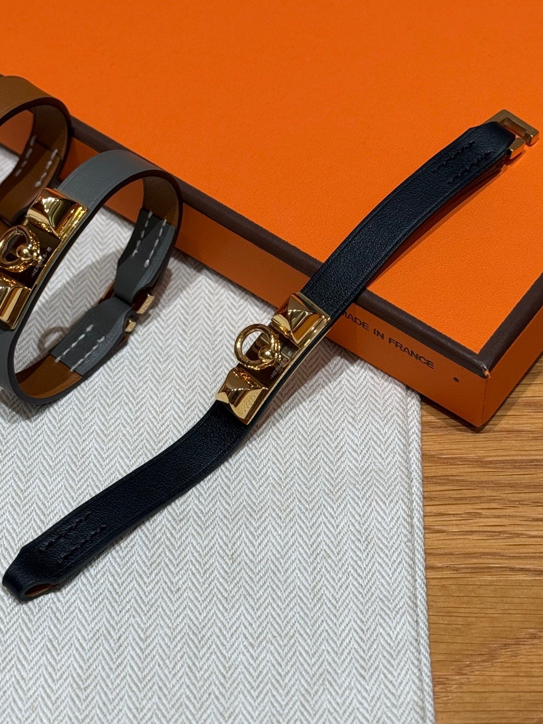 -Rivale 迷你手镯Swift小牛皮手镯，镀金扣金属件，Rivale 手镯推出全新“迷你”款式，精准