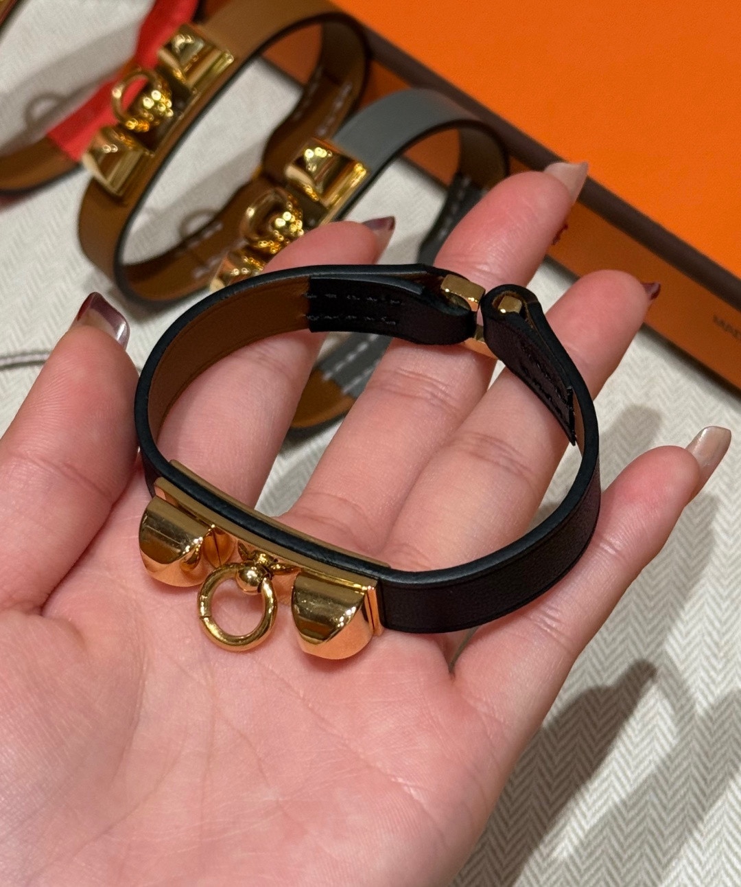 -Rivale 迷你手镯Swift小牛皮手镯，镀金扣金属件，Rivale 手镯推出全新“迷你”款式，精准