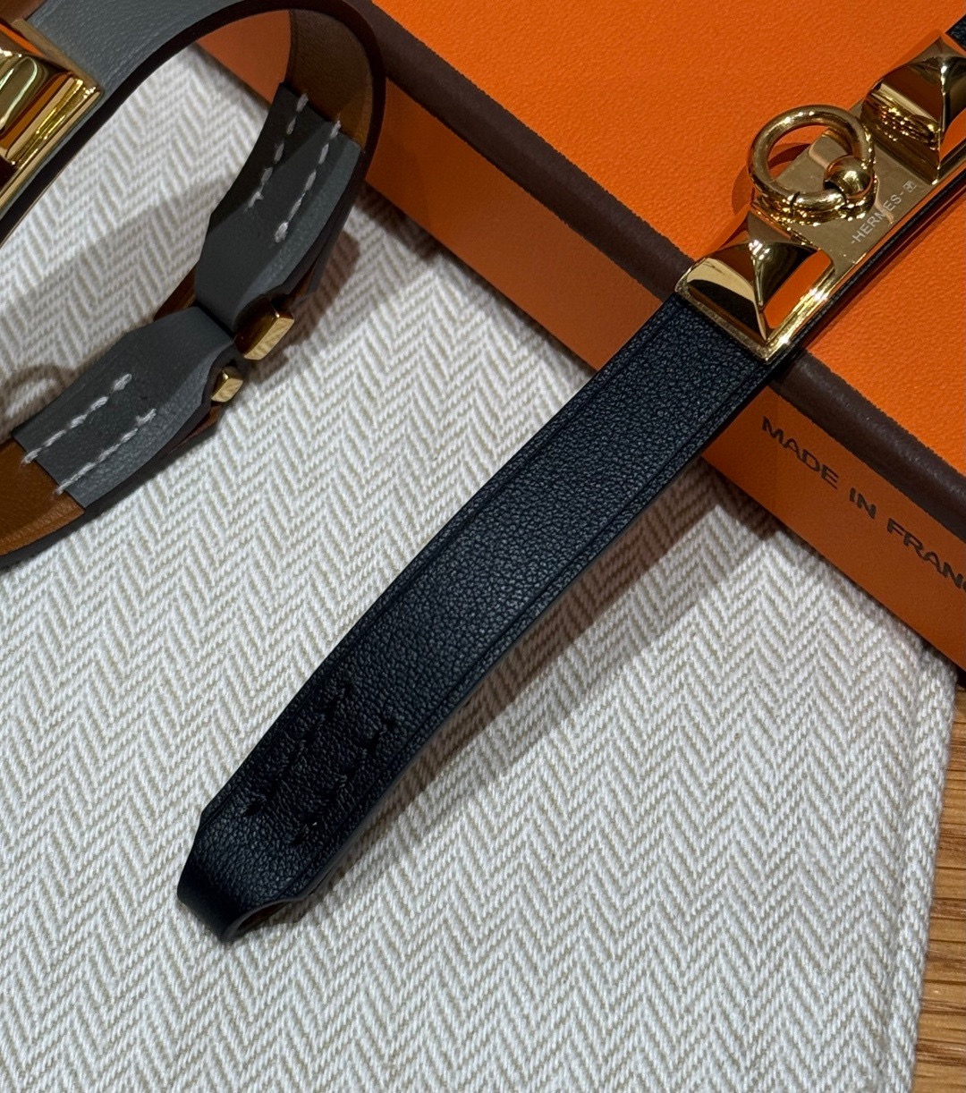 -Rivale 迷你手镯Swift小牛皮手镯，镀金扣金属件，Rivale 手镯推出全新“迷你”款式，精准