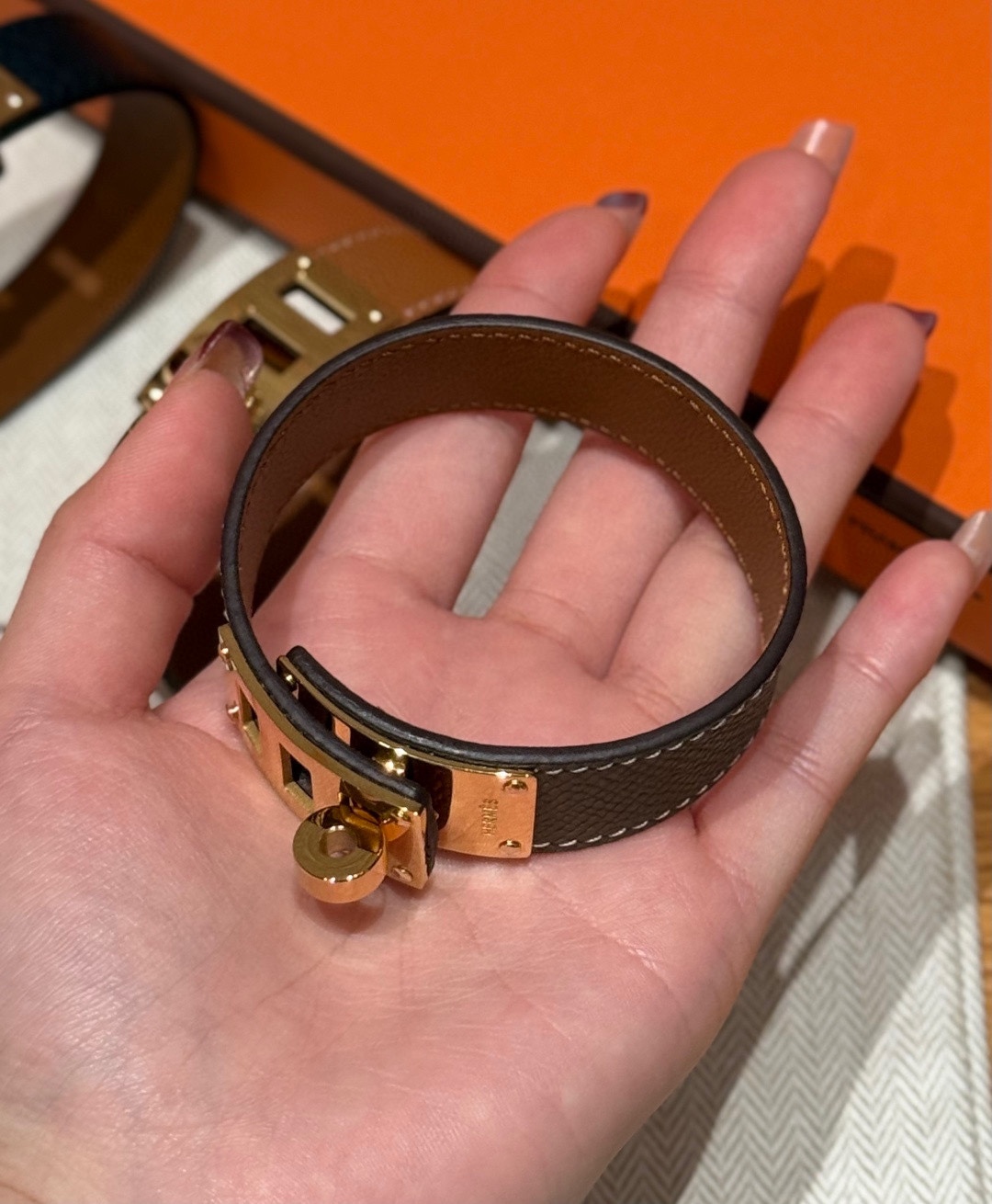 P Collier de Chien 24手镯Barenia小牛皮手镯，搭配可调节锁扣，经典Collie