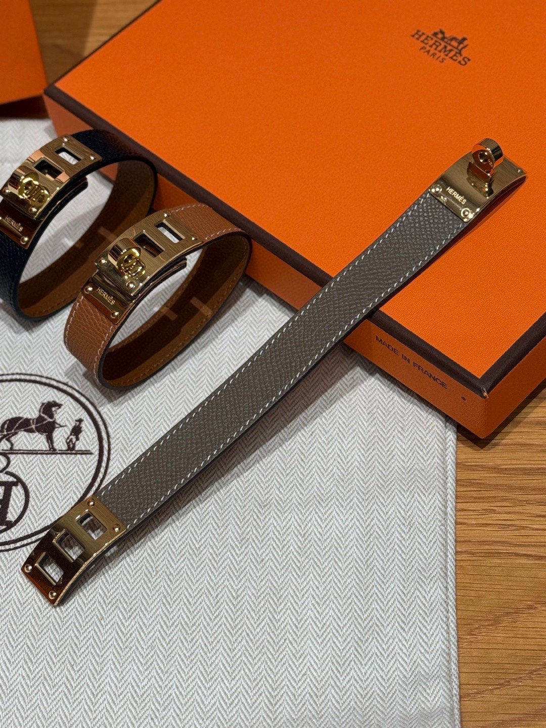 P Collier de Chien 24手镯Barenia小牛皮手镯，搭配可调节锁扣，经典Collie