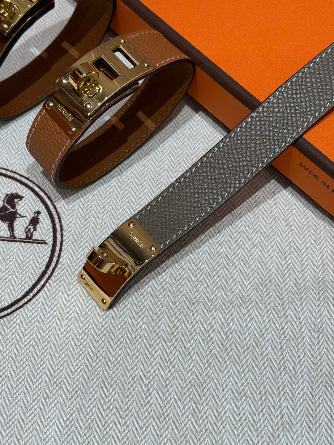 P Collier de Chien 24手镯Barenia小牛皮手镯，搭配可调节锁扣，经典Collie