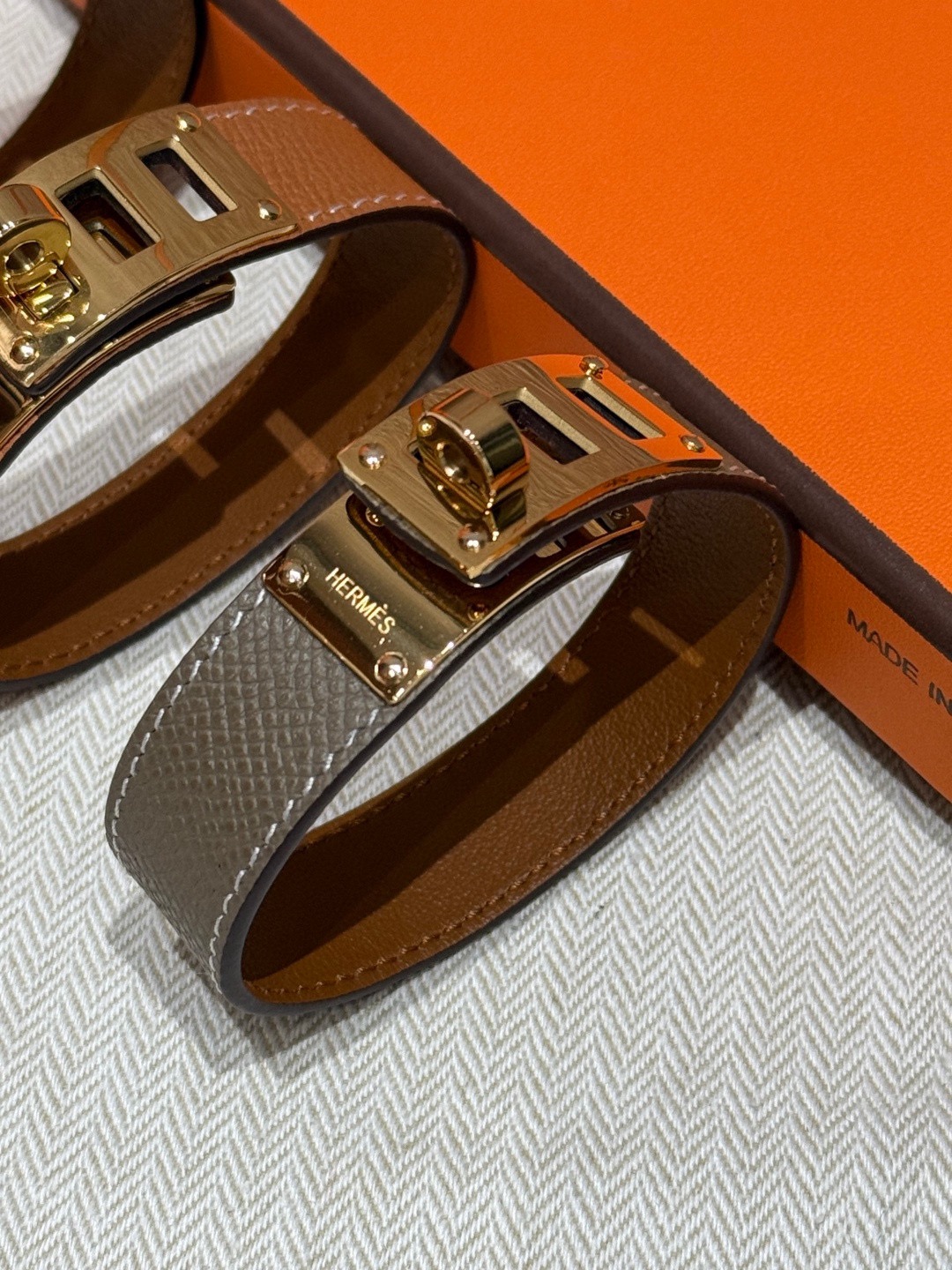 P Collier de Chien 24手镯Barenia小牛皮手镯，搭配可调节锁扣，经典Collie