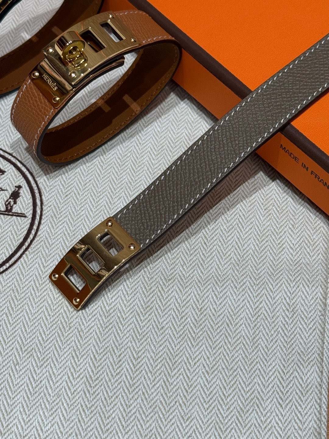 P Collier de Chien 24手镯Barenia小牛皮手镯，搭配可调节锁扣，经典Collie