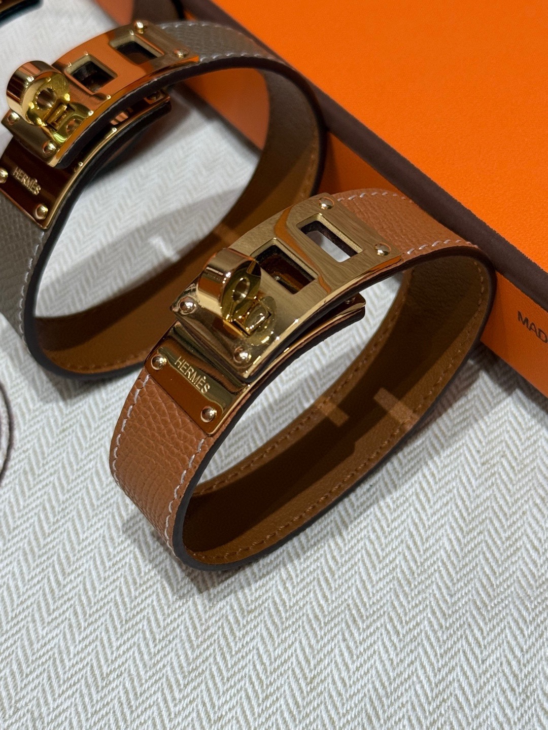 P Collier de Chien 24手镯Barenia小牛皮手镯，搭配可调节锁扣，经典Collie