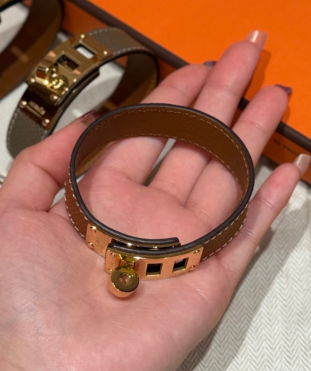 P Collier de Chien 24手镯Barenia小牛皮手镯，搭配可调节锁扣，经典Collie