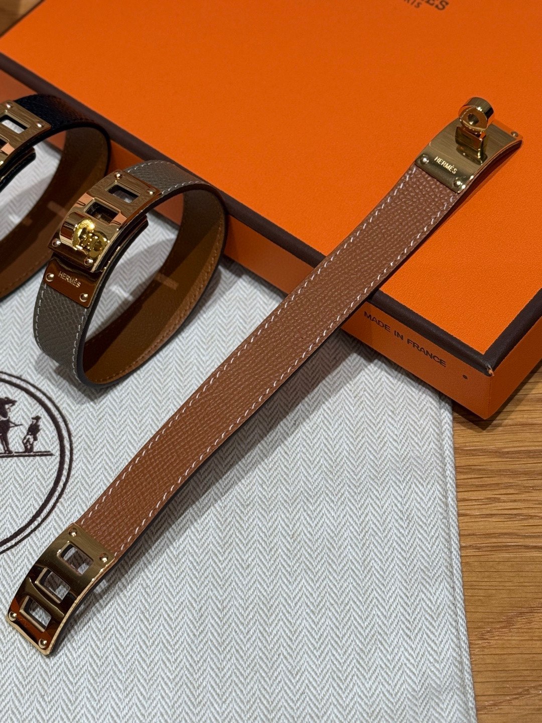 P Collier de Chien 24手镯Barenia小牛皮手镯，搭配可调节锁扣，经典Collie