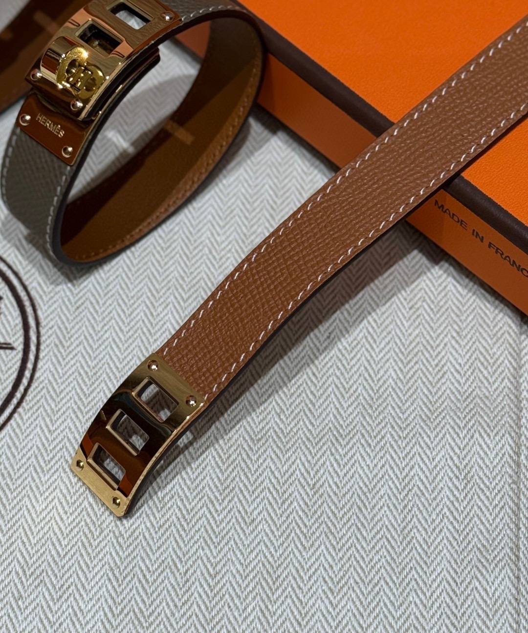 P Collier de Chien 24手镯Barenia小牛皮手镯，搭配可调节锁扣，经典Collie