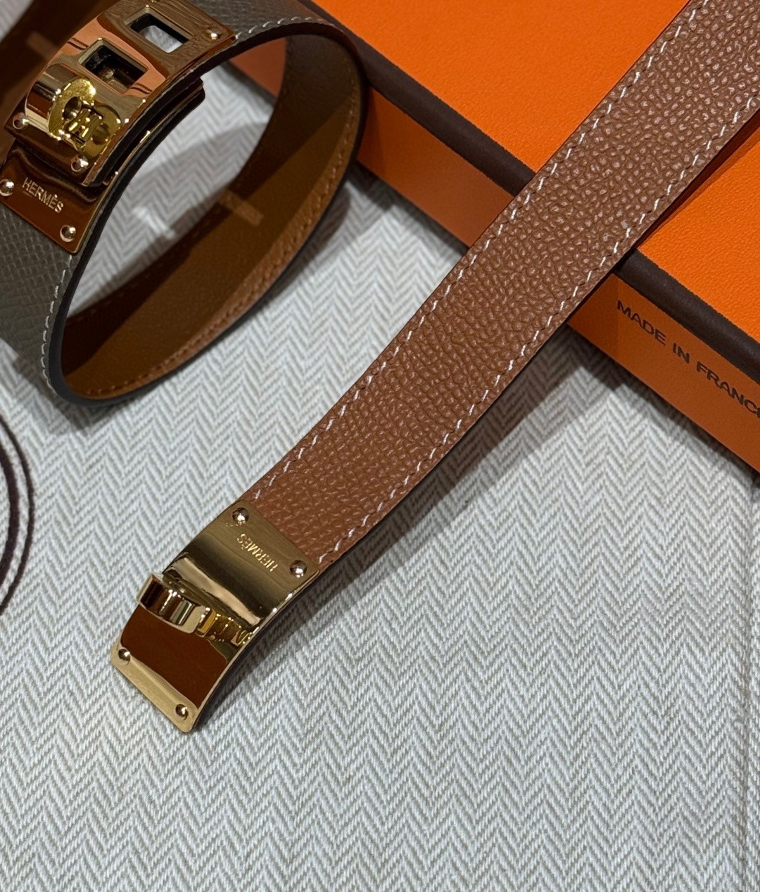 P Collier de Chien 24手镯Barenia小牛皮手镯，搭配可调节锁扣，经典Collie