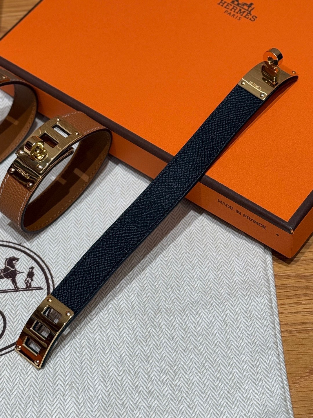 P Collier de Chien 24手镯Barenia小牛皮手镯，搭配可调节锁扣，经典Collie