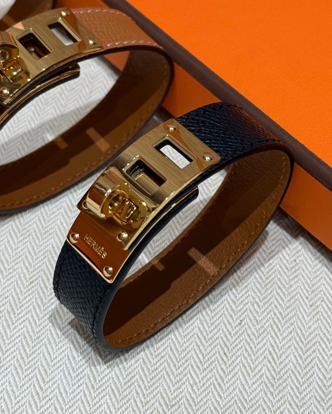 P Collier de Chien 24手镯Barenia小牛皮手镯，搭配可调节锁扣，经典Collie