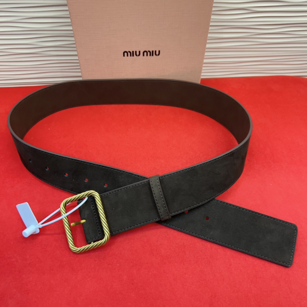 谬家新款女士亮面腰带这款腰带采用正面麂皮设计背面光滑牛皮革制作，醒目的刻字五金徽标搭配方形针扣，手感柔软