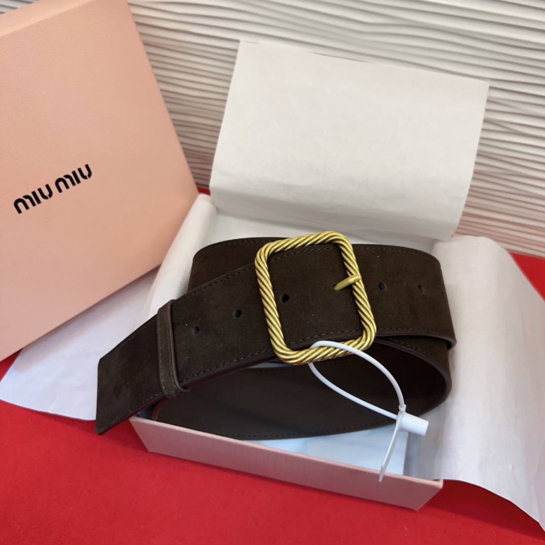 谬家新款女士亮面腰带这款腰带采用正面麂皮设计背面光滑牛皮革制作，醒目的刻字五金徽标搭配方形针扣，手感柔软