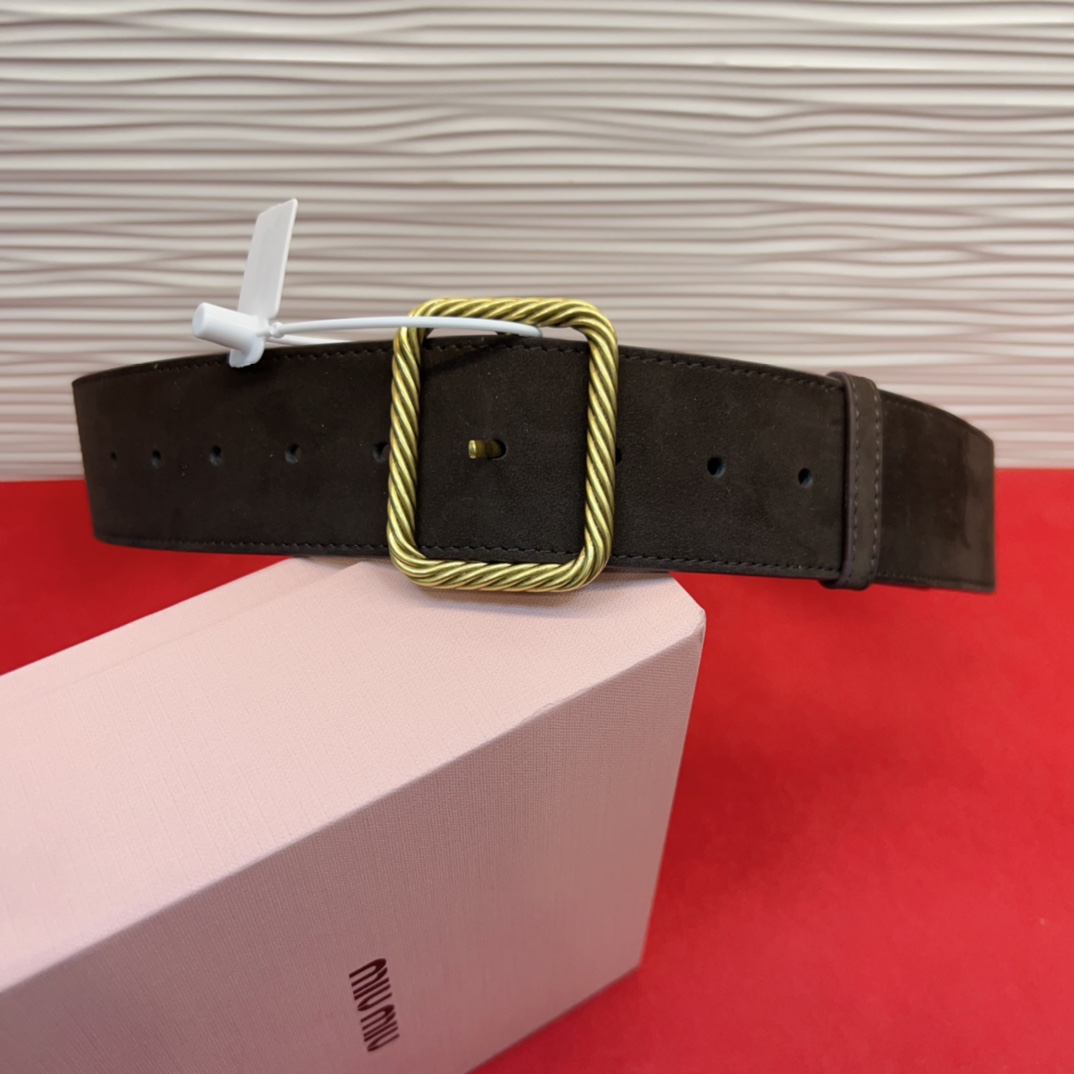 谬家新款女士亮面腰带这款腰带采用正面麂皮设计背面光滑牛皮革制作，醒目的刻字五金徽标搭配方形针扣，手感柔软
