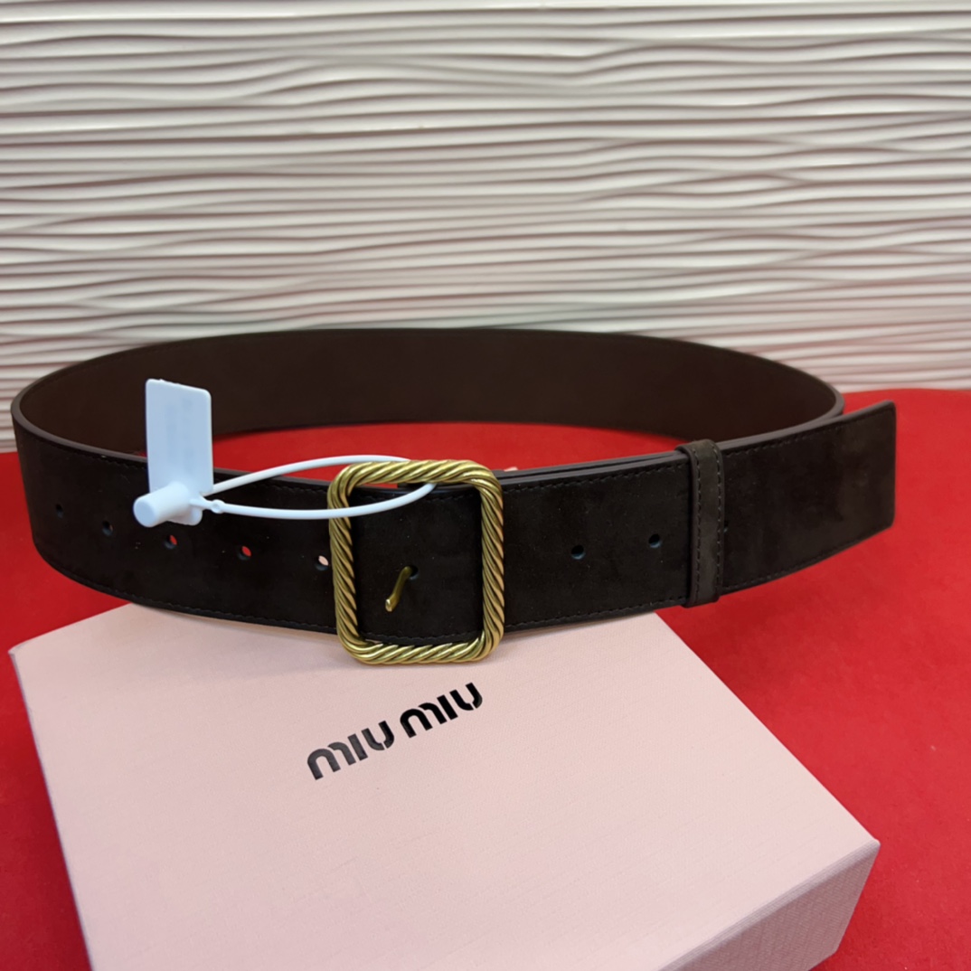 谬家新款女士亮面腰带这款腰带采用正面麂皮设计背面光滑牛皮革制作，醒目的刻字五金徽标搭配方形针扣，手感柔软
