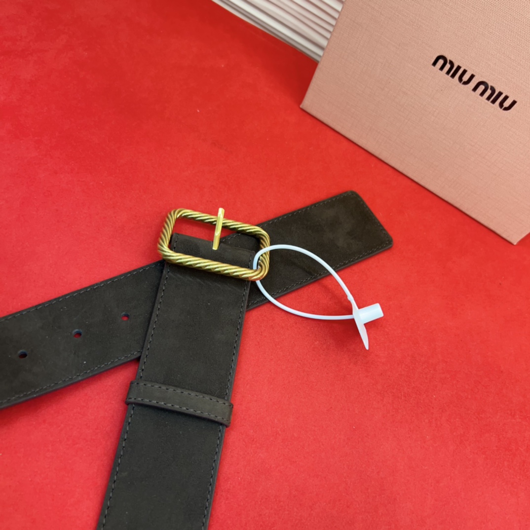 谬家新款女士亮面腰带这款腰带采用正面麂皮设计背面光滑牛皮革制作，醒目的刻字五金徽标搭配方形针扣，手感柔软