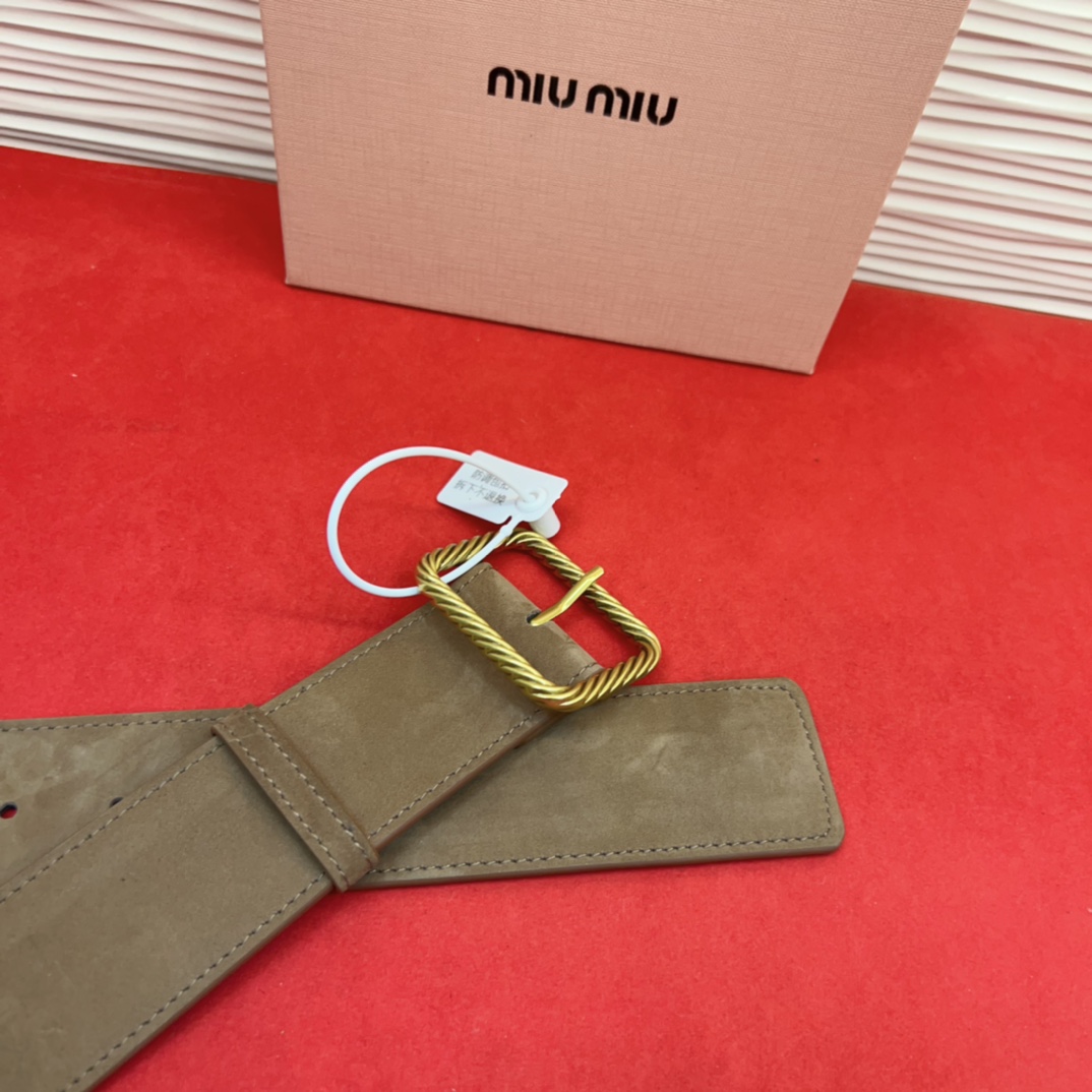 谬家新款女士亮面腰带这款腰带采用正面麂皮设计背面光滑牛皮革制作，醒目的刻字五金徽标搭配方形针扣，手感柔软