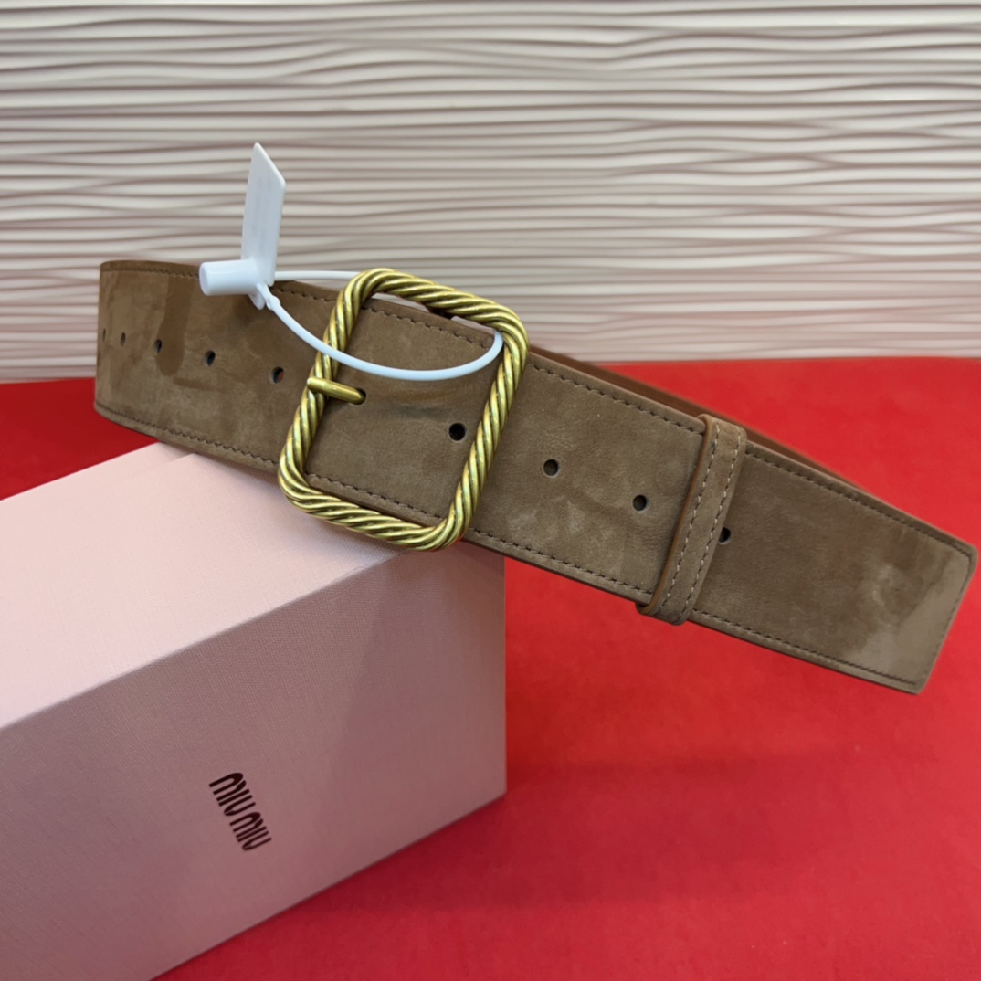 谬家新款女士亮面腰带这款腰带采用正面麂皮设计背面光滑牛皮革制作，醒目的刻字五金徽标搭配方形针扣，手感柔软