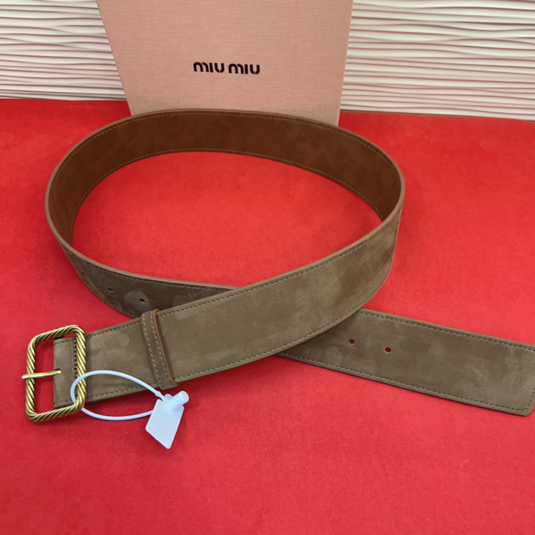 谬家新款女士亮面腰带这款腰带采用正面麂皮设计背面光滑牛皮革制作，醒目的刻字五金徽标搭配方形针扣，手感柔软