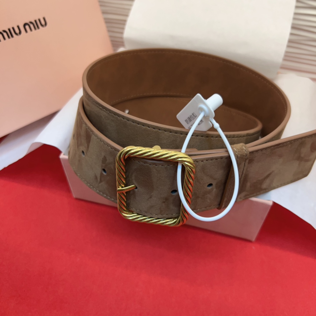 谬家新款女士亮面腰带这款腰带采用正面麂皮设计背面光滑牛皮革制作，醒目的刻字五金徽标搭配方形针扣，手感柔软