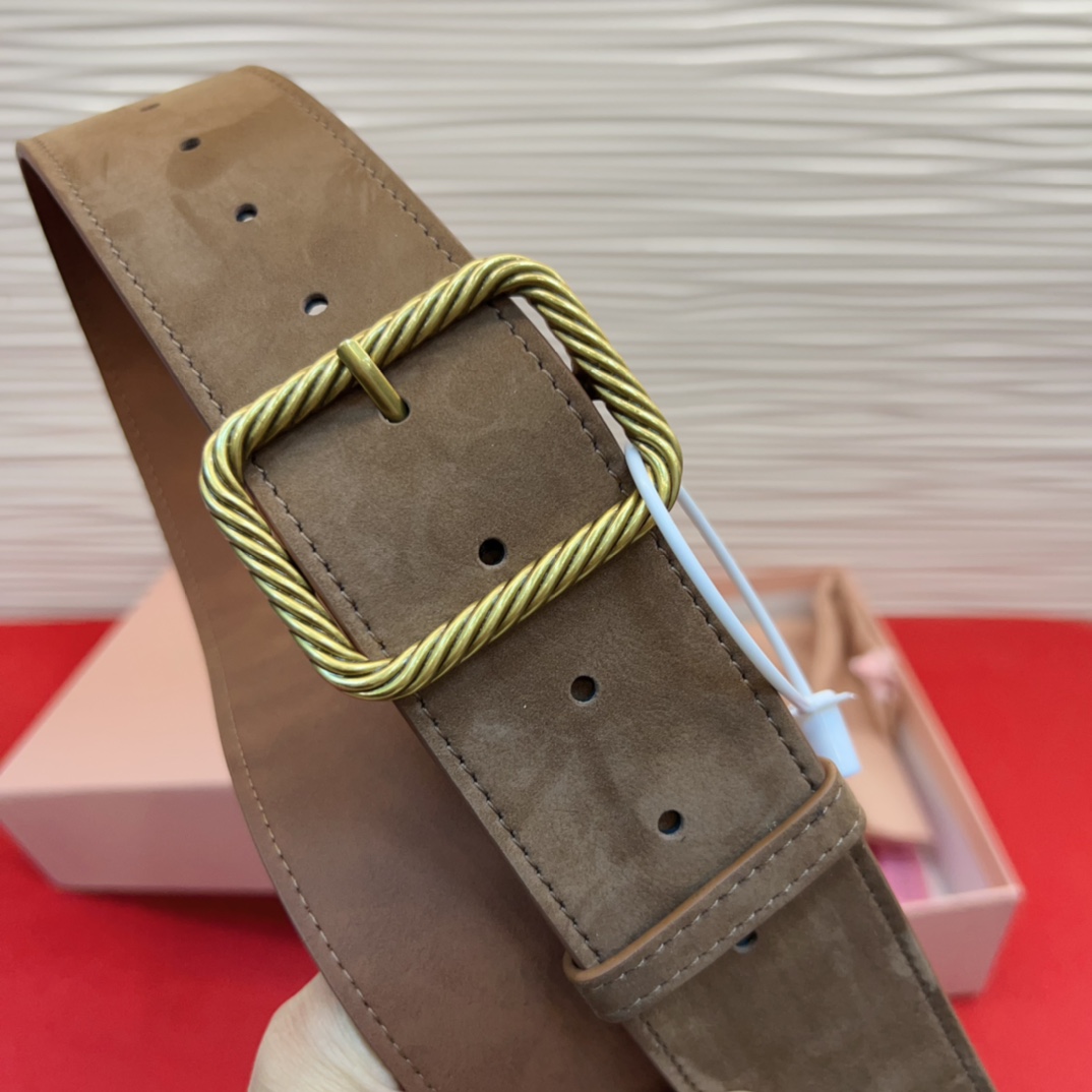 谬家新款女士亮面腰带这款腰带采用正面麂皮设计背面光滑牛皮革制作，醒目的刻字五金徽标搭配方形针扣，手感柔软
