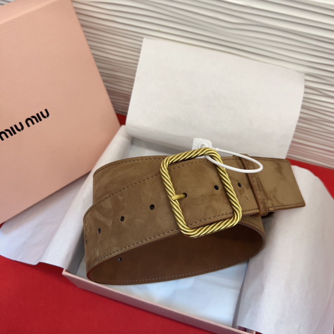 谬家新款女士亮面腰带这款腰带采用正面麂皮设计背面光滑牛皮革制作，醒目的刻字五金徽标搭配方形针扣，手感柔软