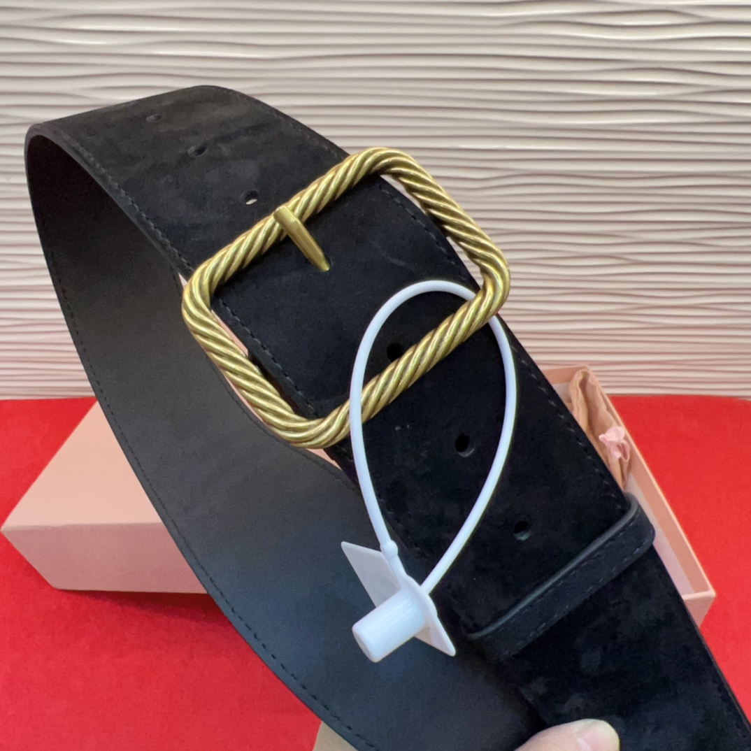 谬家新款女士亮面腰带这款腰带采用正面麂皮设计背面光滑牛皮革制作，醒目的刻字五金徽标搭配方形针扣，手感柔软