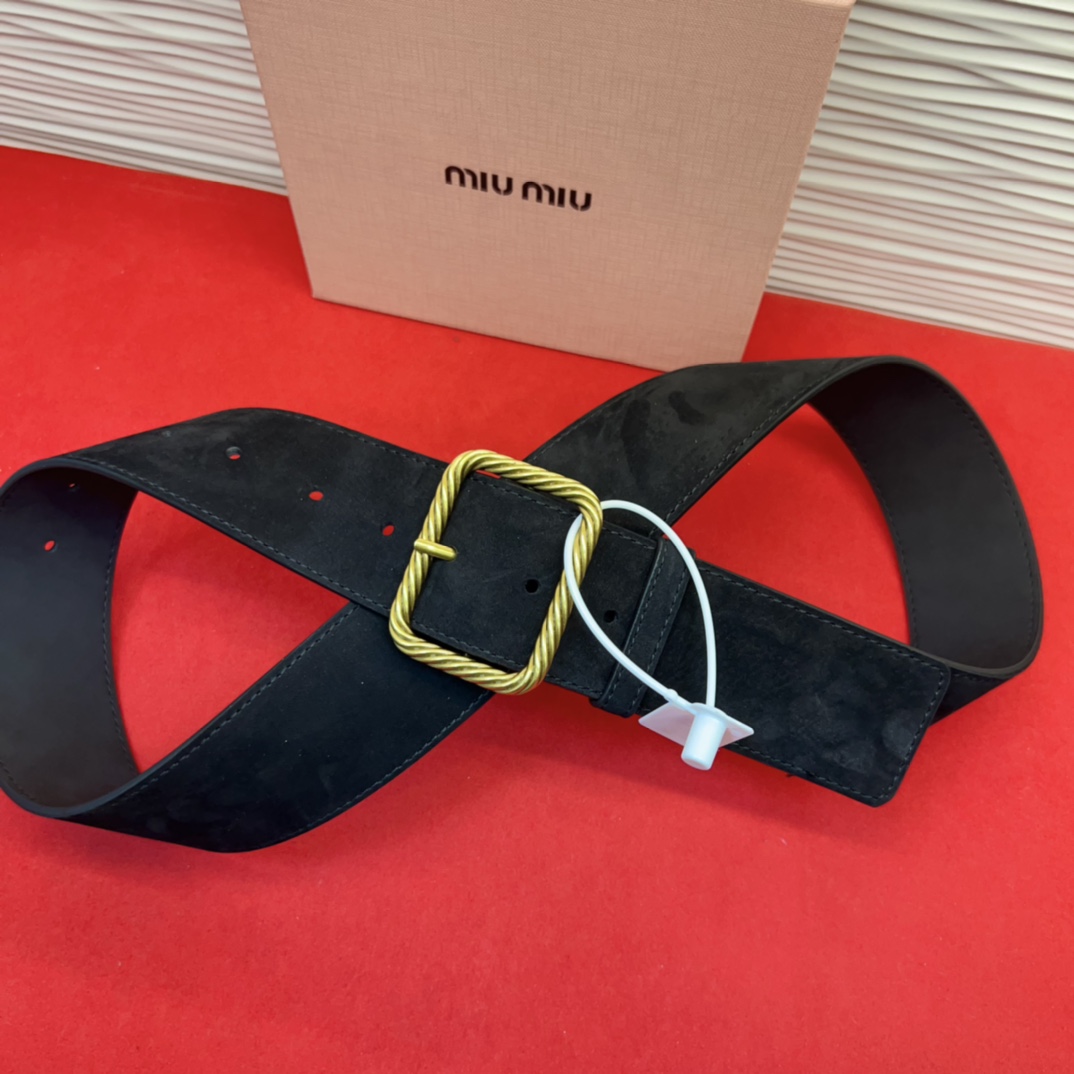 谬家新款女士亮面腰带这款腰带采用正面麂皮设计背面光滑牛皮革制作，醒目的刻字五金徽标搭配方形针扣，手感柔软