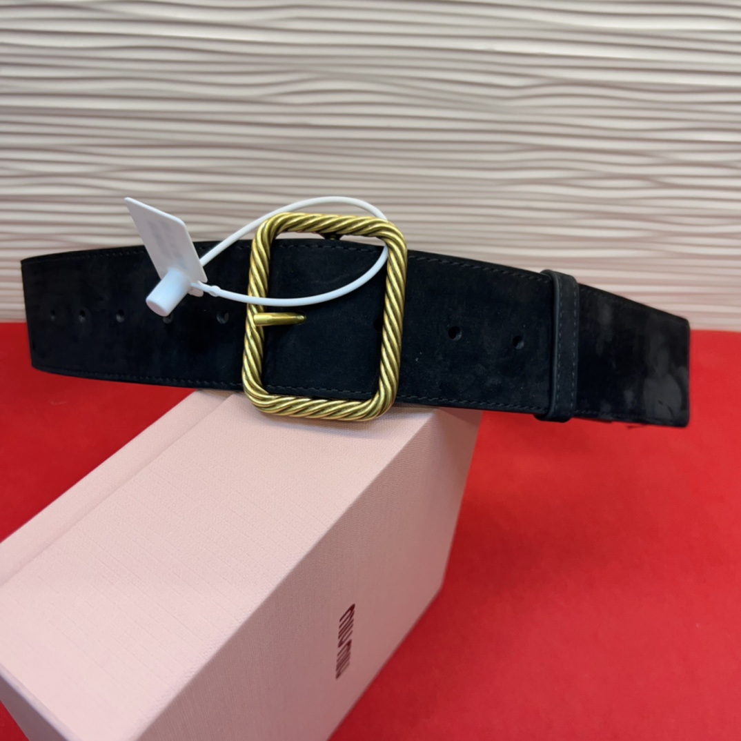 谬家新款女士亮面腰带这款腰带采用正面麂皮设计背面光滑牛皮革制作，醒目的刻字五金徽标搭配方形针扣，手感柔软