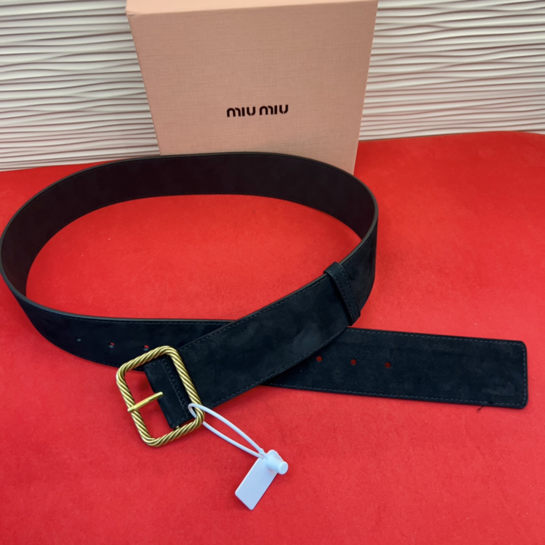 谬家新款女士亮面腰带这款腰带采用正面麂皮设计背面光滑牛皮革制作，醒目的刻字五金徽标搭配方形针扣，手感柔软