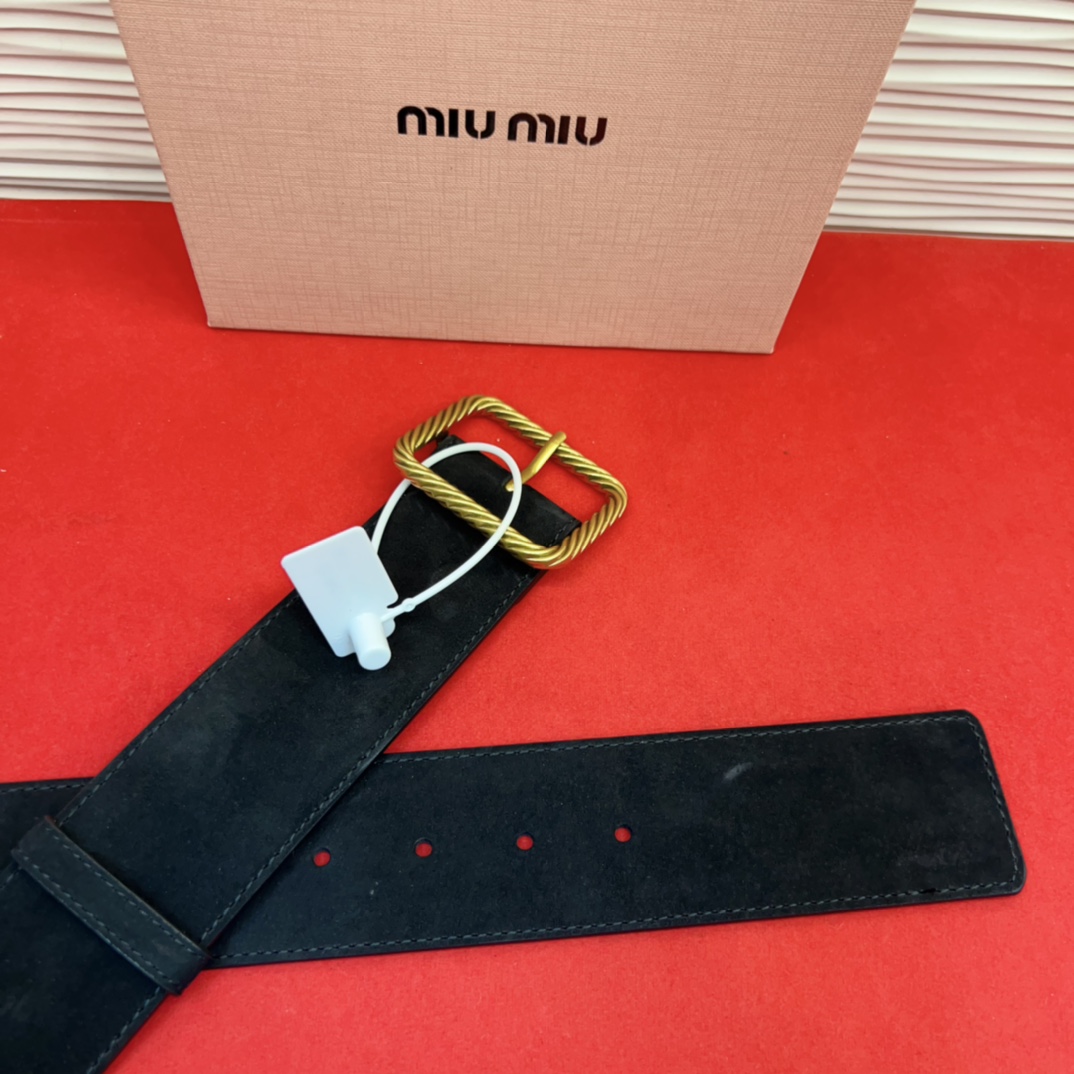 谬家新款女士亮面腰带这款腰带采用正面麂皮设计背面光滑牛皮革制作，醒目的刻字五金徽标搭配方形针扣，手感柔软