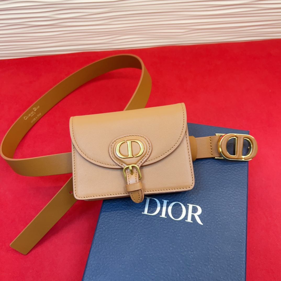 d ior腰包扣金色 内侧饰以*christian Dior PARIS*标志 富有光泽的金色饰面金属细
