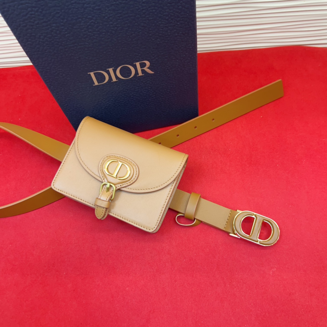 d ior腰包扣金色 内侧饰以*christian Dior PARIS*标志 富有光泽的金色饰面金属细
