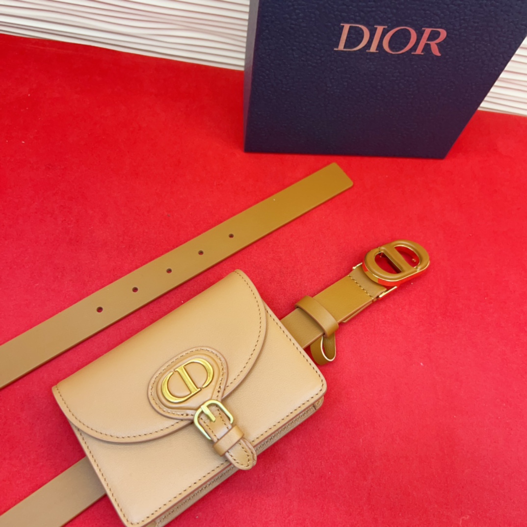 d ior腰包扣金色 内侧饰以*christian Dior PARIS*标志 富有光泽的金色饰面金属细